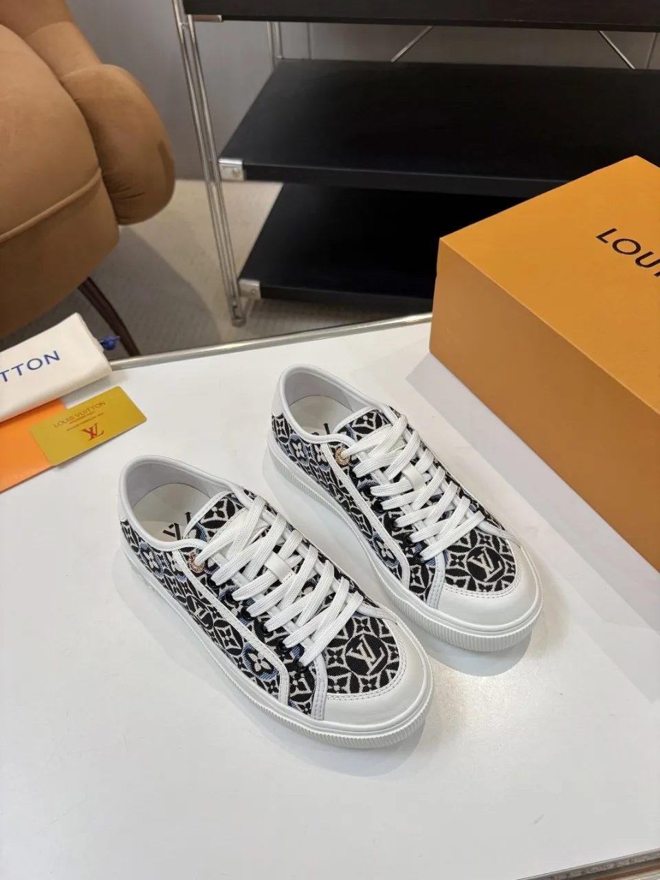 p580🐮🐮 LV couple skate shoes｜Classic jacquard, the ultimate code for a sweet outing! 👫** This pair of shoes is Louis Vuitton's love letter to fashionistas💌 - **classic presbyopic skate shoes**, the perfect choice for couples to go out on the street!  🔸 **Luxury details are a must-have**: Jacquard fabric  🔸 **So comfortable that you don’t want to take it off**: The sheepskin lining is skin-friendly and breathable, warm in autumn and winter without stuffing your feet, refreshing in spring and summer without being sticky, and you can wear it with a high-end feel in all seasons!  🔸 **Steady sense of security**: Non-slip rubber outsole, perfect grip, accompanying you through romantic streets.  **💑 Couple outfit inspiration**: ▪️ For boys, pair with leggings + baseball cap for a trendy street look!  ▪️ Girls can wear short skirts or shark pants, and the sweet and cool style is easy to choose~ **#Louis Vuitton #couple shoes #presbyopia classic** **👉 Click to collect and become the most fashionable CP in the circle of friends with him! ** Fabric: Imported cowhide/classic jacquard fabric Lining: Sheepskin lining Sole: Original rubber sole Size: Women’s size 35-42 (40/41/42 customized) Men’s size 39-45 (39.45 customized)